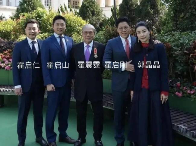 霍震霆9字回应小儿子求婚成功，40岁二儿子至今单身是“遗憾”