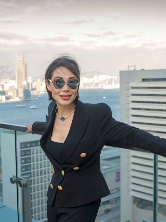 香港名媛与婚纱女王聚会，74岁王薇薇面容显老，打扮简约状态真实