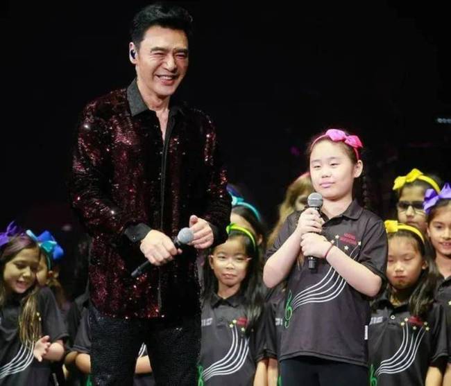 钟镇涛次女出道排场大，获16位明星力挺，三位女儿都已涉足娱乐圈