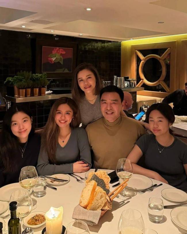 港星19岁女儿正式出道！转眼变大美女！两岸三地群星为她助威