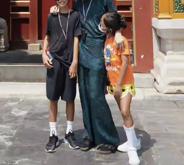 邓超儿子长得好像段奕宏？网友：真缺德…