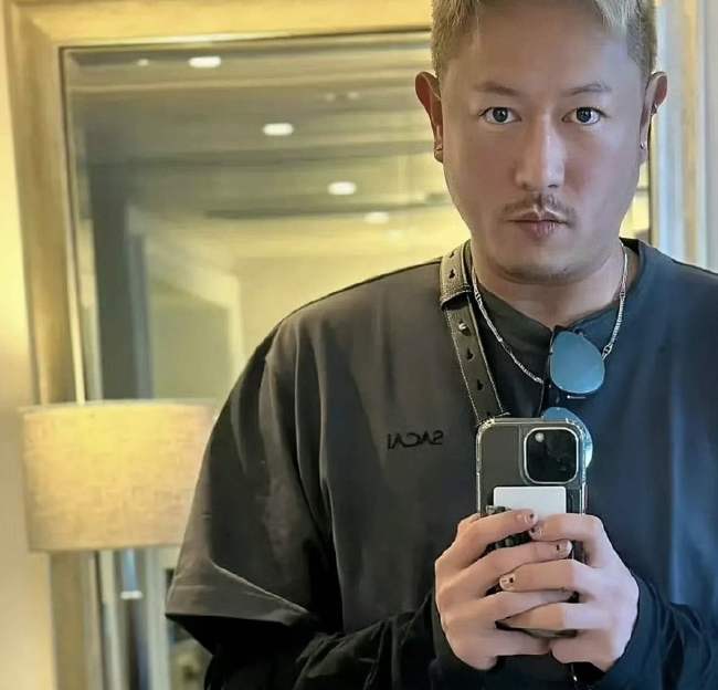 陈键锋最新近照曝光，帅气小生变油腻大叔，手上还做了美甲