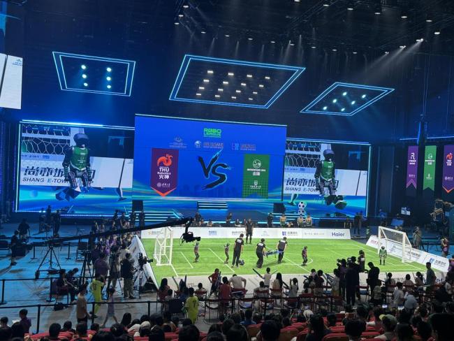 3V3机器人贴身“肉搏” 首个不使用遥控器的“机器人足球联赛”来了！