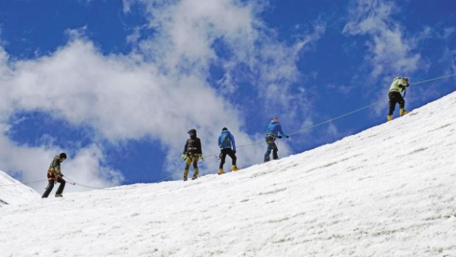 压题图片为洛堆峰登山探险活动中，登山爱好者在5400米雪线处进行冰雪和登山技术训练。记者 郑璐 张姝 摄