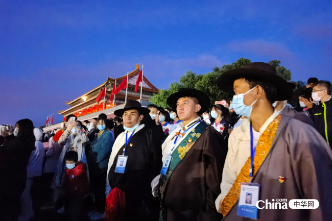 西藏基层干部赴京参观培训班第一期学员，来到在天安门城楼，在东观礼台观看2021年10月1日国庆升旗。（编辑 柳文婷  摄影 赵瑜）
