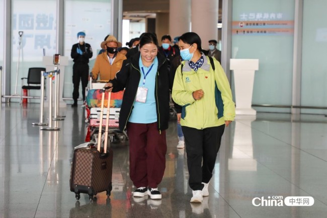 西藏基层干部赴京参观学习班第二期学员抵达首都国际机场