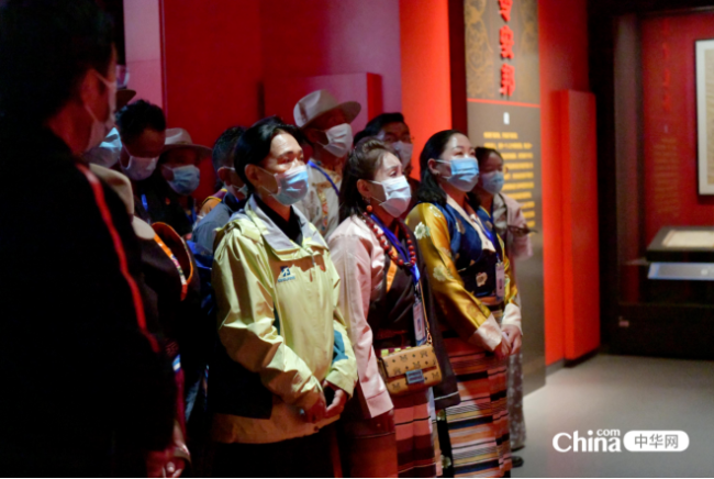 西藏基层干部赴京学习班学员参观民族文化宫展览