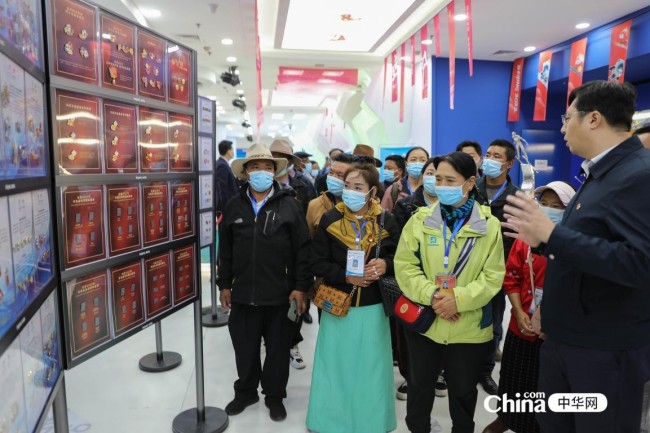西藏基层干部赴京参观学习班第二期学员参观王府井工美大厦