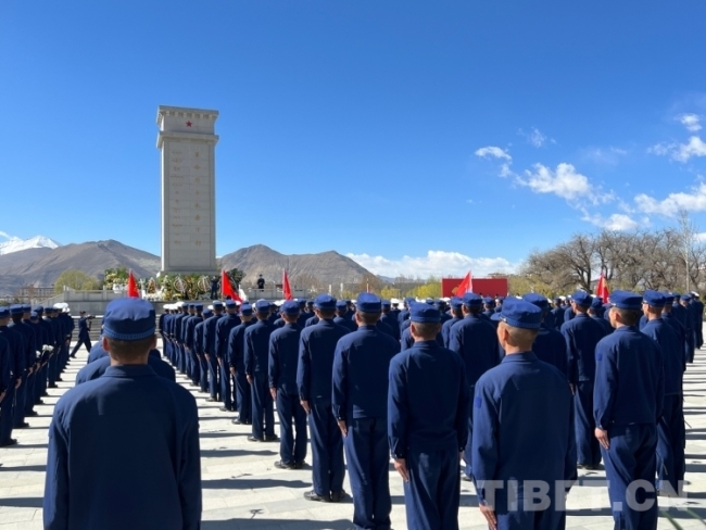 西藏拉萨:千余人深切缅怀革命先烈