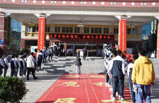 今天，迪庆2000余名考生走进高考考场，加油，少年！