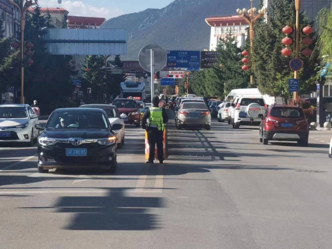 高考来临香格里拉城市交警严阵以待全力“应考”