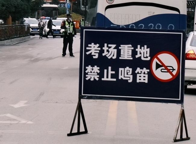 高考来临香格里拉城市交警严阵以待全力“应考”