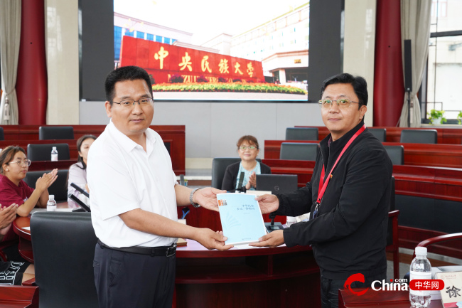 李计勇副校长代表学校向学员们赠送纪念品
