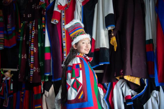 西藏非遗传承人：让“五彩彩虹服”更加鲜艳