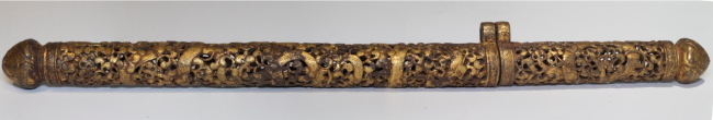 现场图像铁镂雕鋄金四龙纹藏式笔筒长34.5cm，直径2cm，范久辉摄