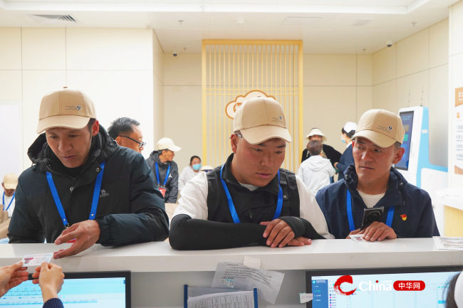 西藏自治区野生动物保护员进京考察学习团成员等候体检登记
