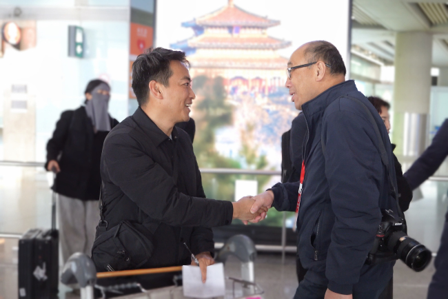 西藏民营企业家学习参观团成员与北京建藏援藏协会秘书长唐昭明