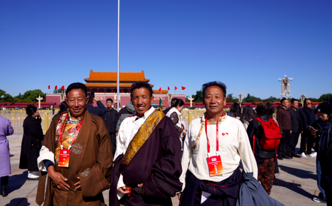 西藏林芝波密县基层干部学习参观团学员在天安门广场