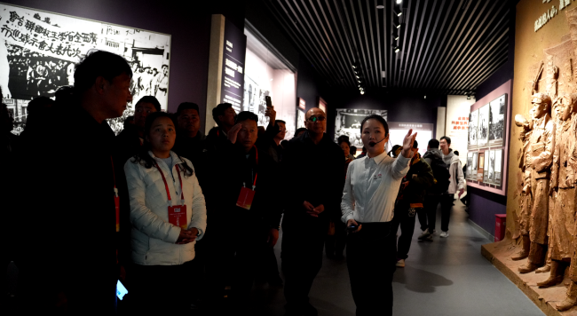 林芝波密县基层干部参观《为了民族解放与世界和平——纪念中国人民抗日战争暨世界反法西斯战争胜利80周年》主题展览