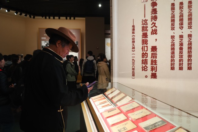 林芝波密县基层干部参观《为了民族解放与世界和平——纪念中国人民抗日战争暨世界反法西斯战争胜利80周年》主题展览