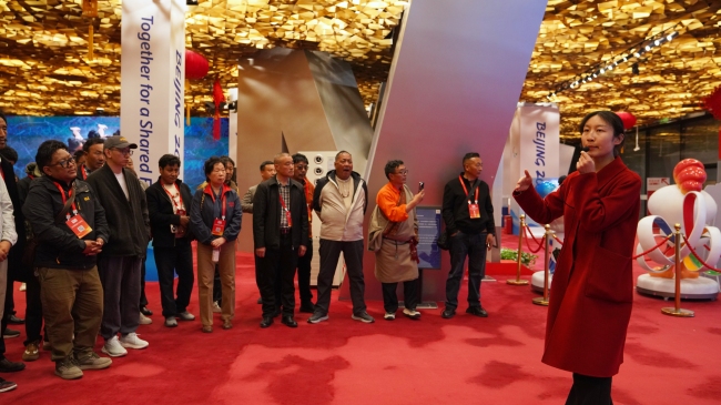 西藏农牧民合作组织带头人赴京考察团参观国家体育场“鸟巢” 