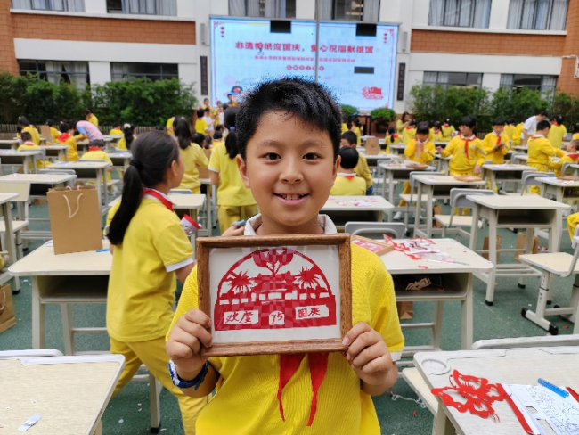 春城小学教育集团新闻路校区 “非遗剪纸迎国庆，童心祝福献祖国”活动简讯