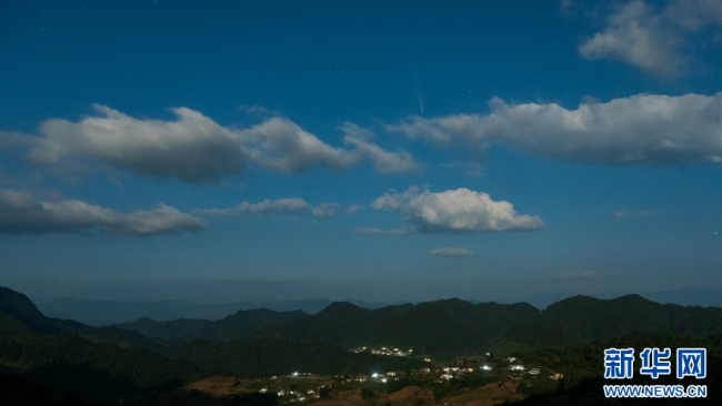 彗星划过保山昌宁夜空