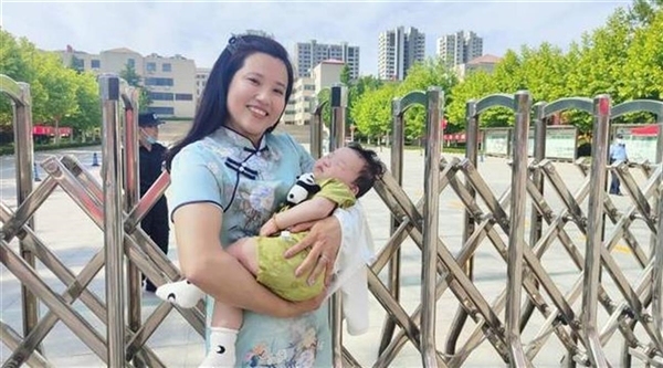 49岁“冻龄”奶奶抱孙子给小儿子送考：大儿子27岁，小儿子19岁