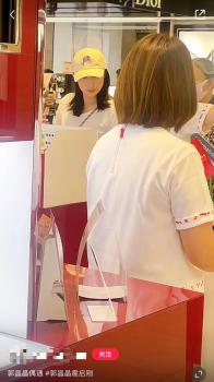霍启刚陪老婆日本购物 41岁的郭晶晶打扮朴素气质出众