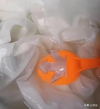 妻子用爆炸盐洗丈夫的衣服不慎洗掉商标