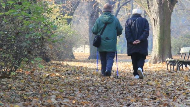 长期散步能把5类病“走没”？建议：50岁以后，这样做！