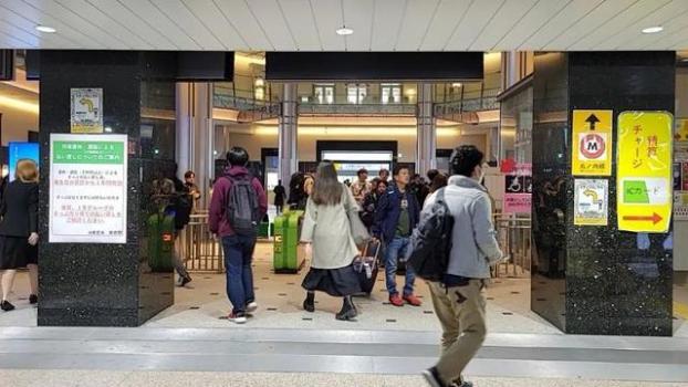 日元贬值 海外游客涌入日本扫货 奢侈品价差高达50%