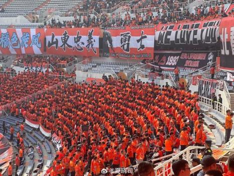 媒体人谈泰山球迷背对球场 主场罕见“无声抗议”
