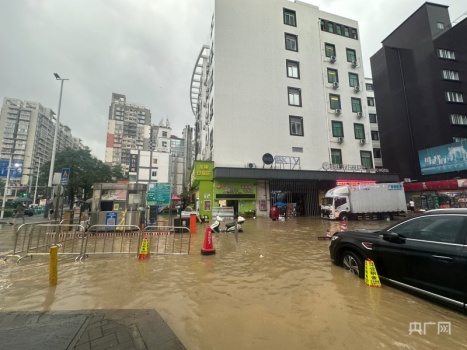 深圳发布暴雨橙色预警 城区多地现严重内涝