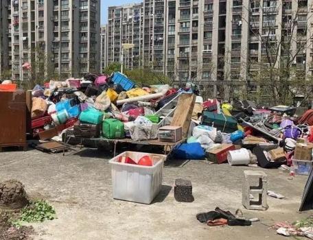上海独居老人沉迷拾荒 废品只囤不卖