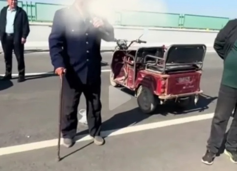 河北邢台老人将三轮车横停高速不让车辆通过