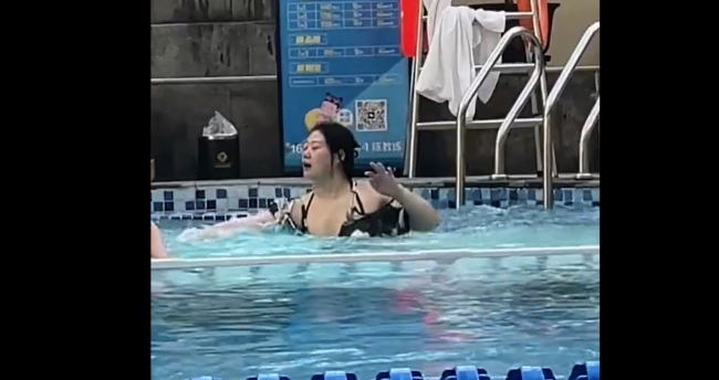 女子在泳池教孩子自由泳姿态婀娜 网友：是亲妈，教练蒙圈了吧！