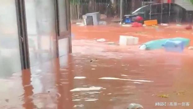 南宁暴雨致洪水泛滥街道 消防急援被困村民