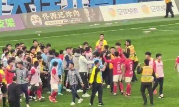 足协公布大连广州比赛冲突处罚结果 四球员遭重罚