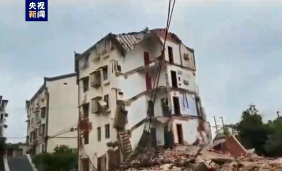 安徽居民楼坍塌事故有人员失联 紧急救援进行中