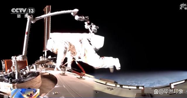 出舱航天员在太空摆pose 展现"宇宙级丝滑