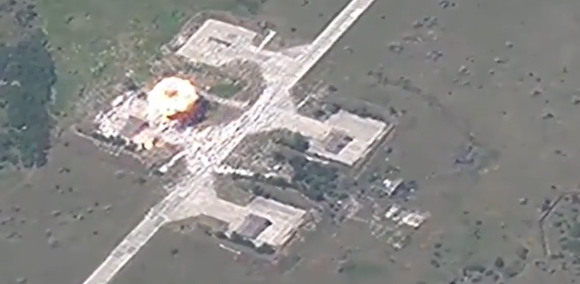 现场：乌克兰军用机场遭俄军袭击 停机坪上战机被毁升起蘑菇云！摧毁乌克兰战斗机！