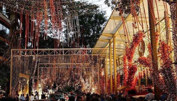 印度首富庆祝小儿子结婚为52对夫妇办集体婚礼 豪奢庆典连连