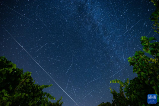 英仙座流星雨“光临”地球 浪漫夜空下的许愿盛宴