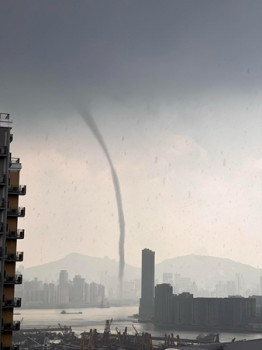 香港维多利亚湾现巨大水龙卷 罕见奇观引市民围观