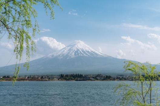 日本富士山迟迟未现“雪顶” 打破130年最晚纪录