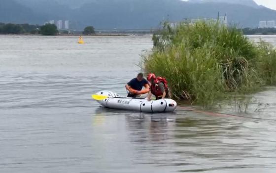 男子赏景遇江水突涨 消防紧急救援 台风天险情