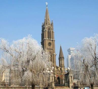 长春莲花山滑雪场“机器狗”上岗 科技提升滑雪体验