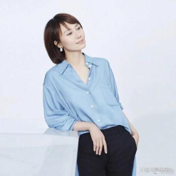 袁泉给女儿开家长会 朴素着装气质出众