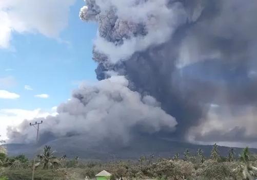 印尼火山喷发 多名中国游客滞留 黄牛票炒至数倍